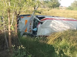 खंभे से टकराकर पलटी जननी एक्सप्रेस, तीन लोग घायल; एम्बुलेंस में मिली शराब की बोतल