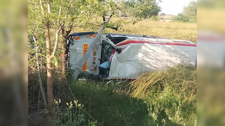 खंभे से टकराकर पलटी जननी एक्सप्रेस, तीन लोग घायल; एम्बुलेंस में मिली शराब की बोतल