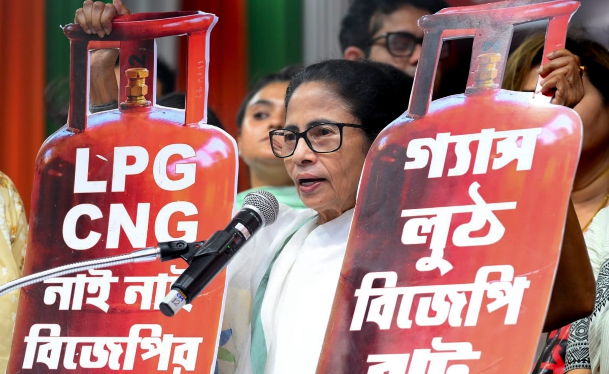 मुख्यमंत्री बनने के बाद तृणमूल कांग्रेस प्रमुख ममता बनर्जी ने शहरी मतदाताओं में भी अपनी पकड़ मजबूत की है.