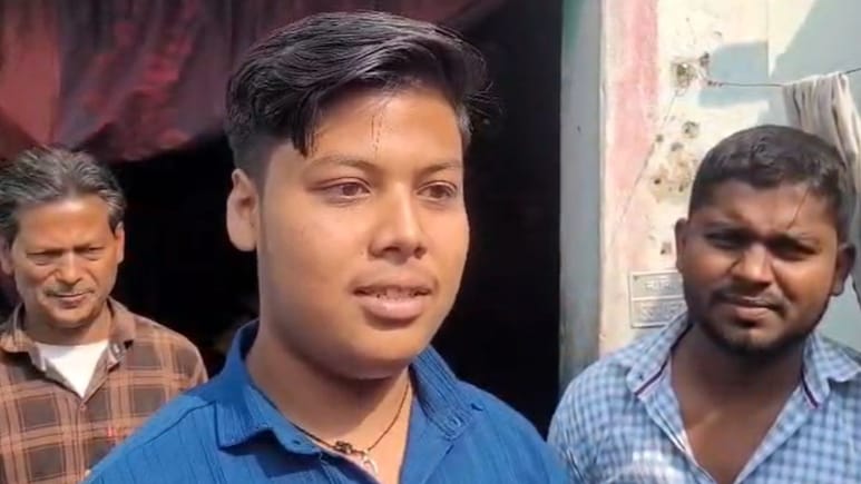 BSEB Result: टीन का मकान... खुद किया मेडिकल स्टोर में काम, 12वीं में सूबे में आया दूसरा स्थान