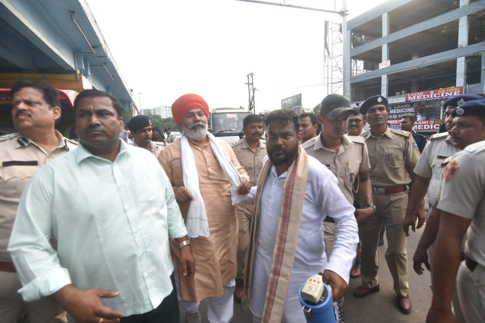 किसान नेता राकेश टिकैत गिरफ्तार, भुवनेश्वर में पैदल मार्च के बीच में उठा ले गई पुलिस, कार्यकर्ताओं में आक्रोश