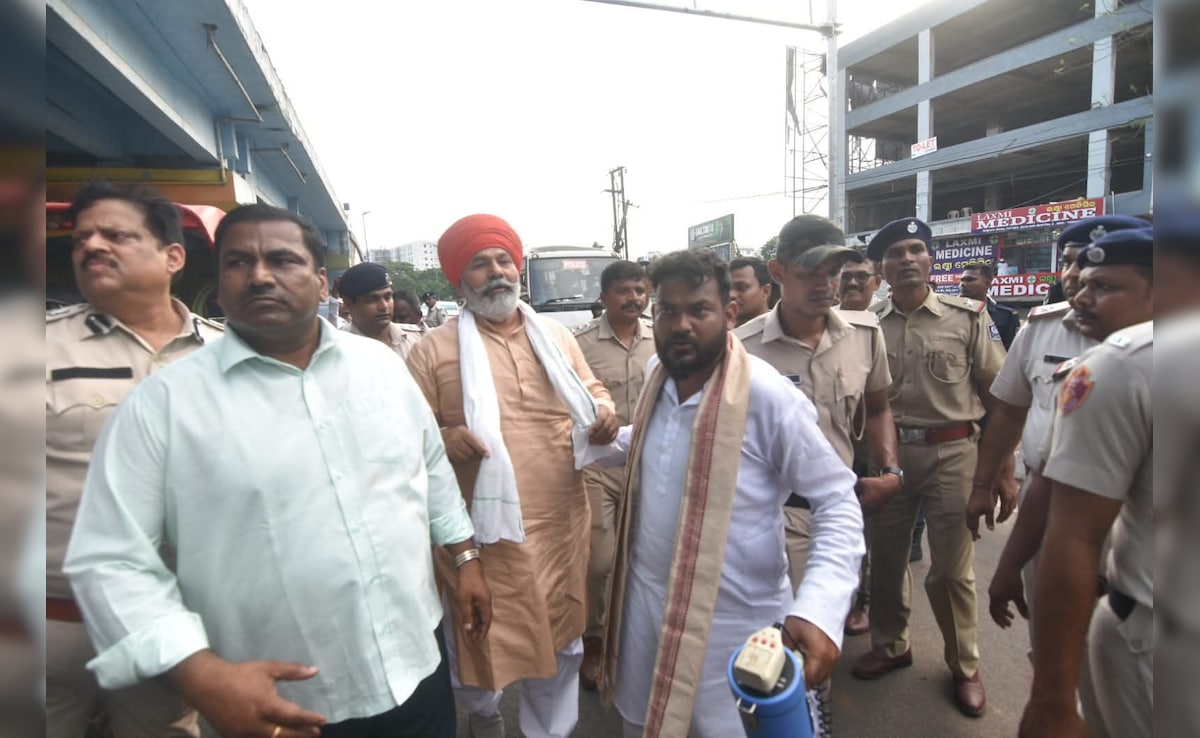 किसान नेता राकेश टिकैत गिरफ्तार, भुवनेश्वर में पैदल मार्च के बीच में उठा ले गई पुलिस, कार्यकर्ताओं में आक्रोश