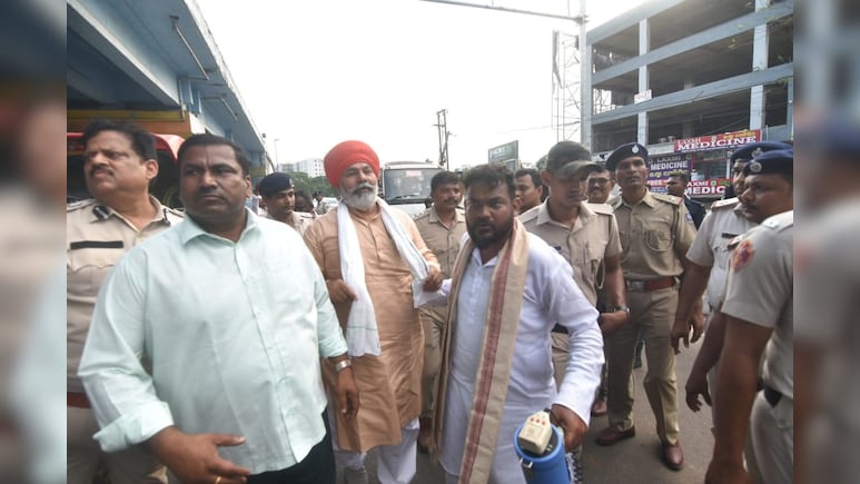 किसान नेता राकेश टिकैत गिरफ्तार, भुवनेश्वर में पैदल मार्च के बीच में उठा ले गई पुलिस, कार्यकर्ताओं में आक्रोश