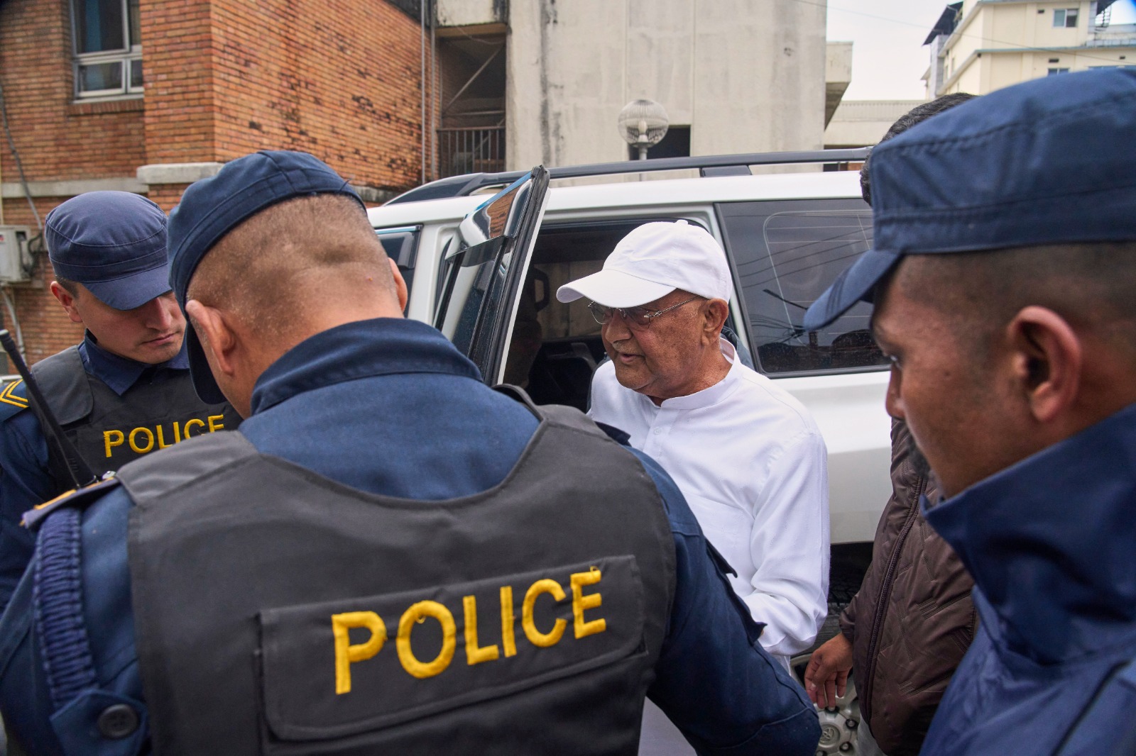 नेपाल के पूर्व प्रधानमंत्री ओली और पूर्व गृह मंत्री पांच दिन और हिरासत में रहेंगे