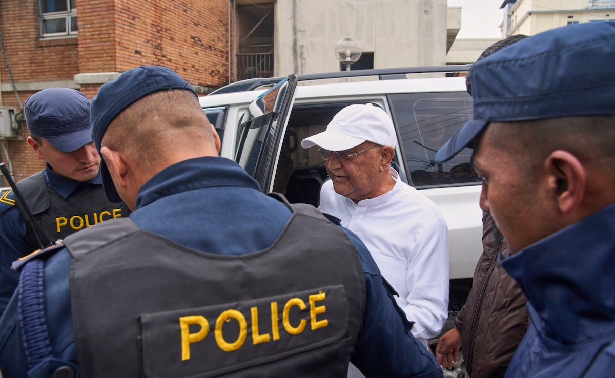 नेपाल के पूर्व प्रधानमंत्री ओली और पूर्व गृह मंत्री पांच दिन और हिरासत में रहेंगे