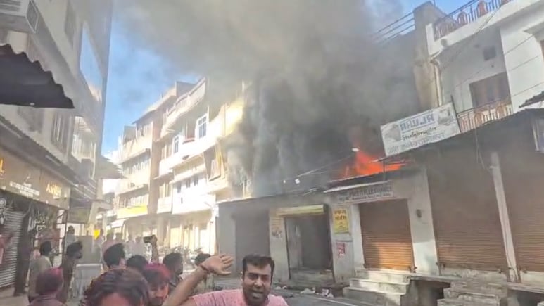 Rajasthan: अजमेर के केसरगंज में हाई वोल्टेज से उठी चिंगारी, ऑटो पार्ट्स की दुकान में भीषण आग भड़की&nbsp;