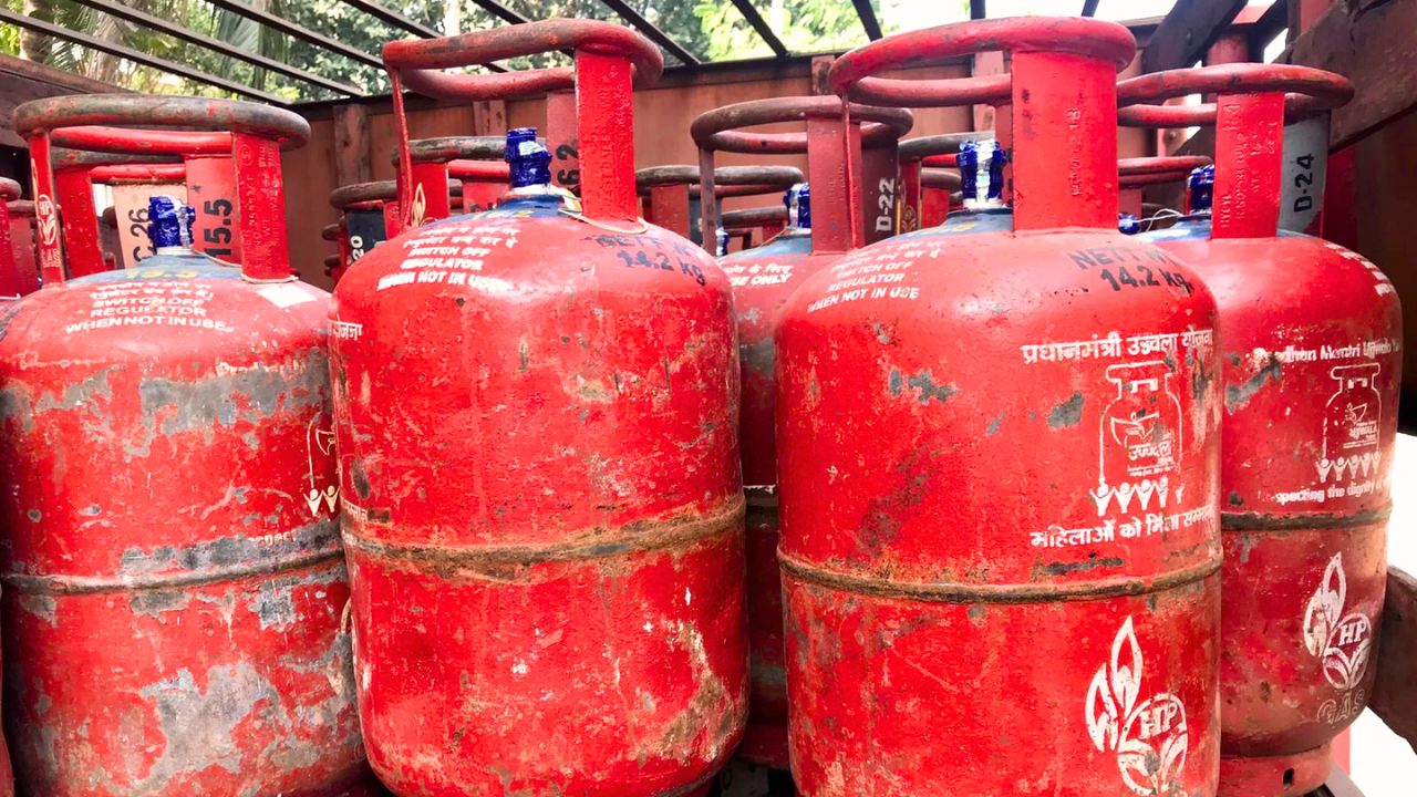 घर की रसोई में लगा सिलेंडर खत्म होने वाला है, कैसे लगाएं पता? ये रही 3 आसान ट्रिक्स, मिनटों में हो जाएगा चेक