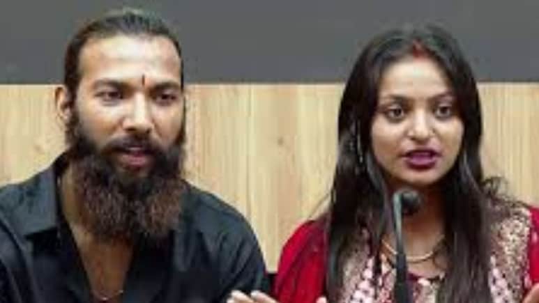 मोनालिसा की फैमिली संग लड़ाई पहुंची निचले स्तर पर, बोलीं- मां शराबी और पिता अय्याश, सनोज मिश्रा ने गलत तरीके से टच किया