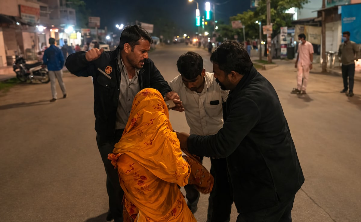 MP Police: बीच सड़क पर पुलिस वालों ने महिला के साथ की मारपीट,  वीडियो वायरल होने पर वर्दी के खिलाफ बढ़ा आक्रोश