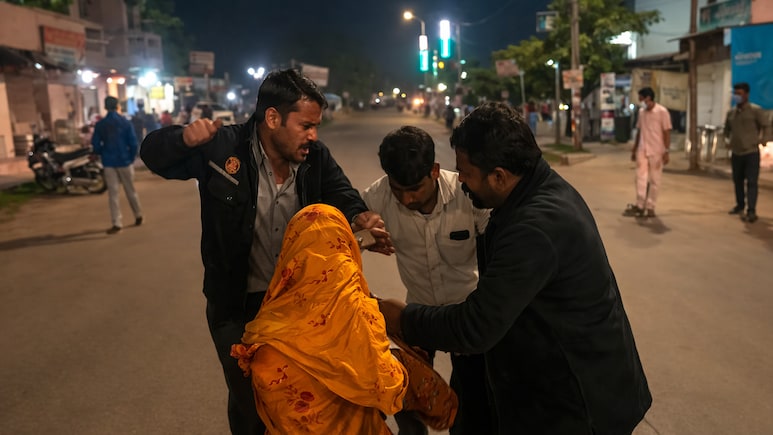 MP Police: बीच सड़क पर पुलिस वालों ने महिला के साथ की मारपीट,&nbsp; वीडियो वायरल होने पर वर्दी के खिलाफ बढ़ा आक्रोश