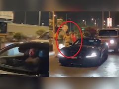 Video: 12 करोड़ वाली फेरारी से जा रहे थे हार्दिक पंड्या, तभी चेकिंग के लिए पुलिस ने रोकी कार, जानें क्या हुआ ?