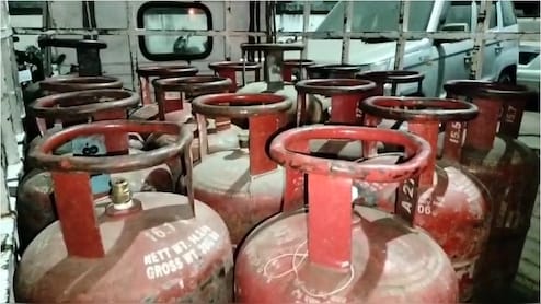 LPG Gas Crisis: गैस सिलेंडरों की कालाबाजारी पर पुलिस का शिकंजा, भोपाल और नीमच में बड़ी कार्रवाई
