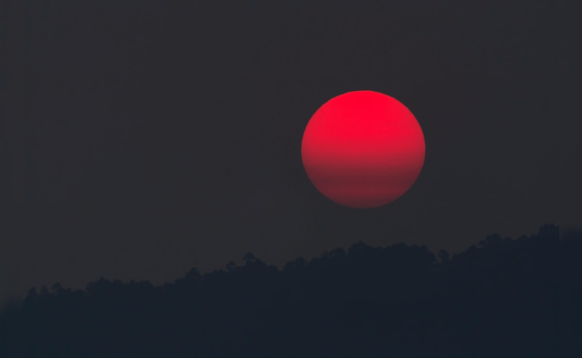 सुर्ख चांद से लेकर ग्रहों की नजदीकी तक...मार्च में आसमान दिखाएगा रहस्यमयी जलवा