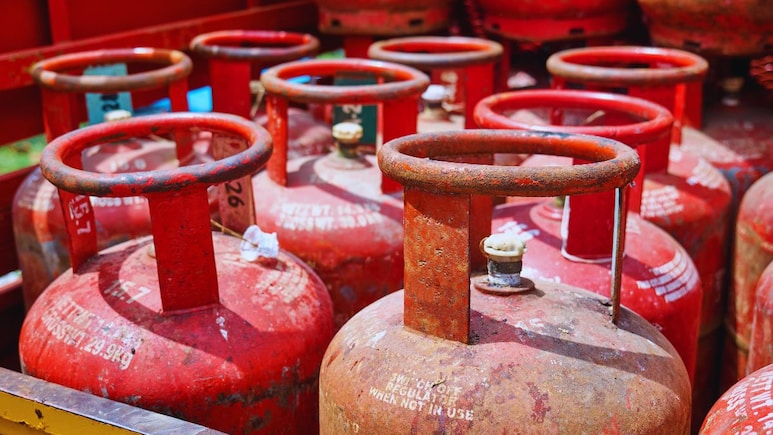 Amravati News : गॅस सिलिंडरसाठी राडा; नागरिकांनी सर्व सीमा ओलांडल्या, अधिकाऱ्यांच्या कारवाईदरम्यान भयंकर घडलं