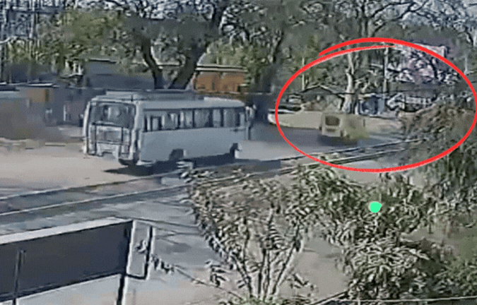 VIDEO: तेज रफ्तार बस ने स्कूल वैन को मारी टक्कर, बच्चों को आई चोट; वाहन मालिकों ने किया समझौता