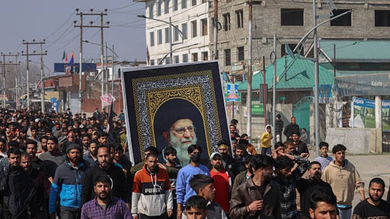 खामेनेई की मौत पर श्रीनगर की सड़कों पर मातम क्यों? लोग बोले- कर्बला फिर दोहराया गया
