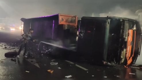 भरतपुर-नेशनल हाईवे पर पलटा ट्रेलर, जिंदा जल गया ड्राइवर