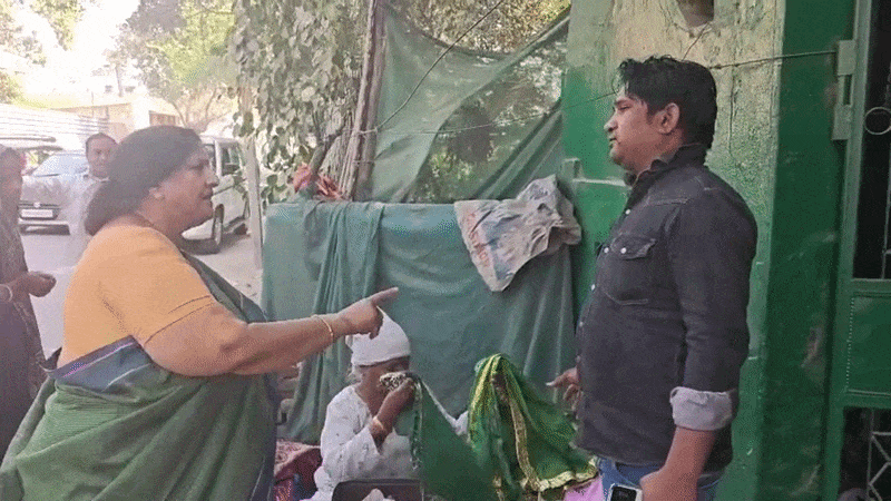 गाजियाबाद में सड़क पर मजार देखकर भड़कीं मेयर, कहा- मस्जिद मत बना लियाे यहां पर, खाली कर दे...