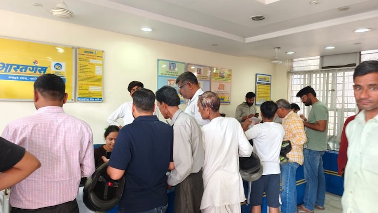 Rajasthan: सरकार की अपील हो रही फेल! LPG सिलेंडर के लिए अब भी लग रहीं लंबी लाइनें, बुकिंग सर्वर पर भारी दवाब