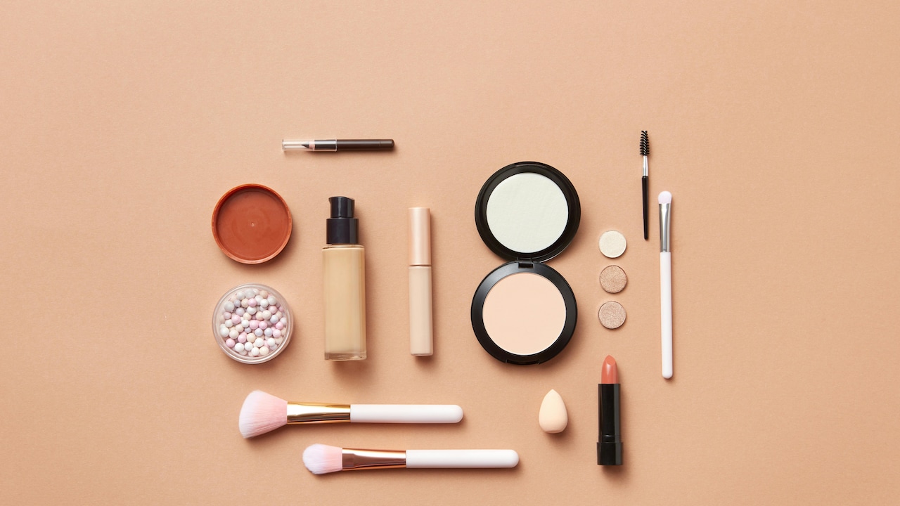 Fresh‑looking makeup enhances natural glow without heaviness. Fresh‑looking makeup enhances natural glow without heaviness.