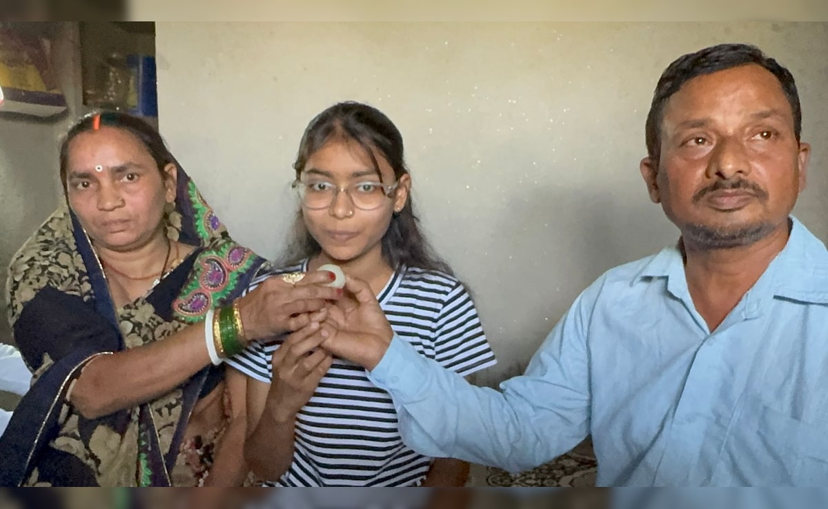 Bihar Board result 2026 : परचून की दुकान चलाने वाले की बेटी सपना बनी इंटर विज्ञान की सेकंड बिहार टॉपर