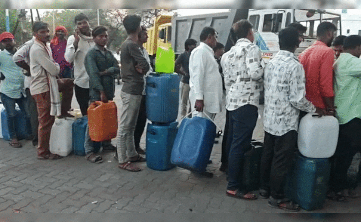 कोई ड्रम तो कोई टंकी लेकर पहुंचा, महाराष्ट्र में पेट्रोल पंप पर अजब मारामारी, वीडियो