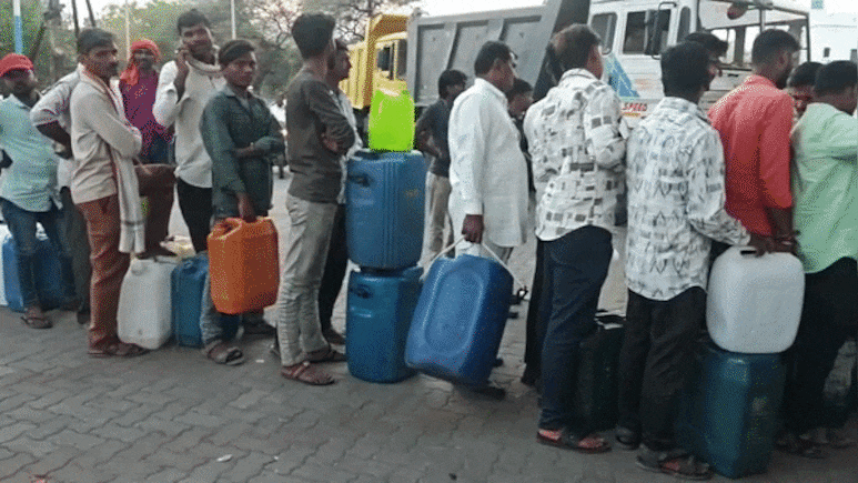 कोई ड्रम तो कोई टंकी लेकर पहुंचा, महाराष्ट्र में पेट्रोल पंप पर अजब मारामारी, वीडियो