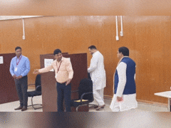 राज्यसभा चुनाव के बागियों का क्या होता है? जानें कब लागू होता है दल बदल कानून