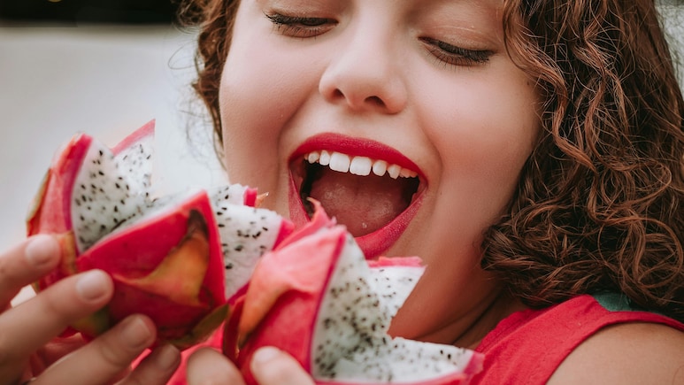 क्या रात में फल खाने से नुक्सान होता है? फल खाने का सही समय क्या है? जानिए एक्सपर्ट की राय