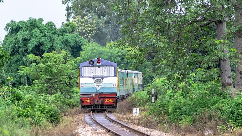 गोरखपुर से वाराणसी के लिए नॉन स्टॉप MEMU ट्रेन, साढ़े 4 घंटे में होगा सफर, सुबह जाकर रात वापस लौट आएंगे यात्री
