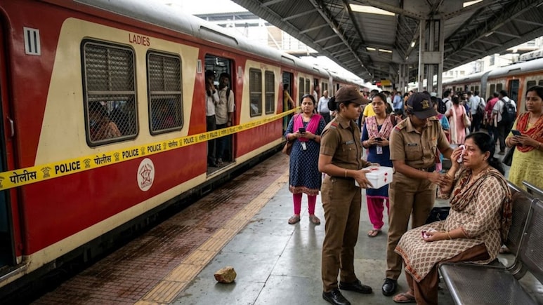 Mumbai Local: दगड लागला अन् डब्यात एकच किंकाळी! दादर स्टेशनवर बदलापूर लोकलमध्ये नेमकं काय घडलं?