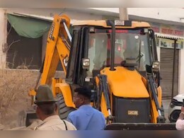 युवक पर कुल्हाड़ी से हमले के बाद बाड़मेर में आक्रोश, आरोपियों के घर पर चला बुलडोजर, भीड़ ने की नारेबाजी