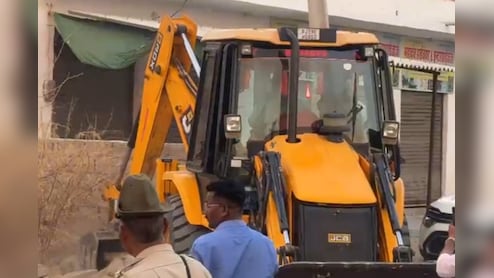 युवक पर कुल्हाड़ी से हमले के बाद बाड़मेर में आक्रोश, आरोपियों के घर पर चला बुलडोजर, भीड़ ने की नारेबाजी