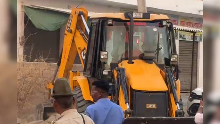 युवक पर कुल्हाड़ी से हमले के बाद बाड़मेर में आक्रोश, आरोपियों के घर पर चला बुलडोजर, भीड़ ने की नारेबाजी