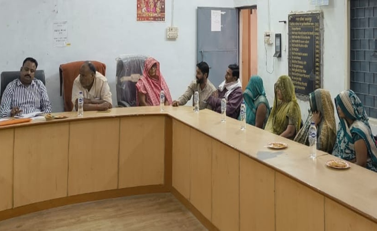 भिंड : घूंघट में लोकतंत्र; आलमपुर नगर परिषद की बैठक में महिला जनप्रतिनिधि मौन, पति-बेटे संभालते रहे कार्यवाही