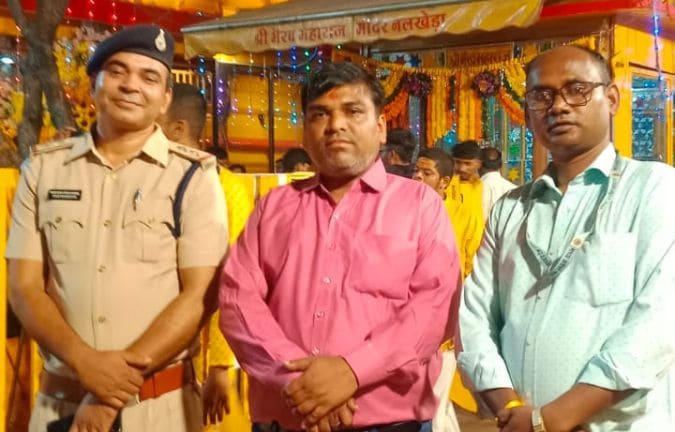 मंदिर के बाहर खड़े नायब तहसीलदार अरुण चंद्रवंशी.