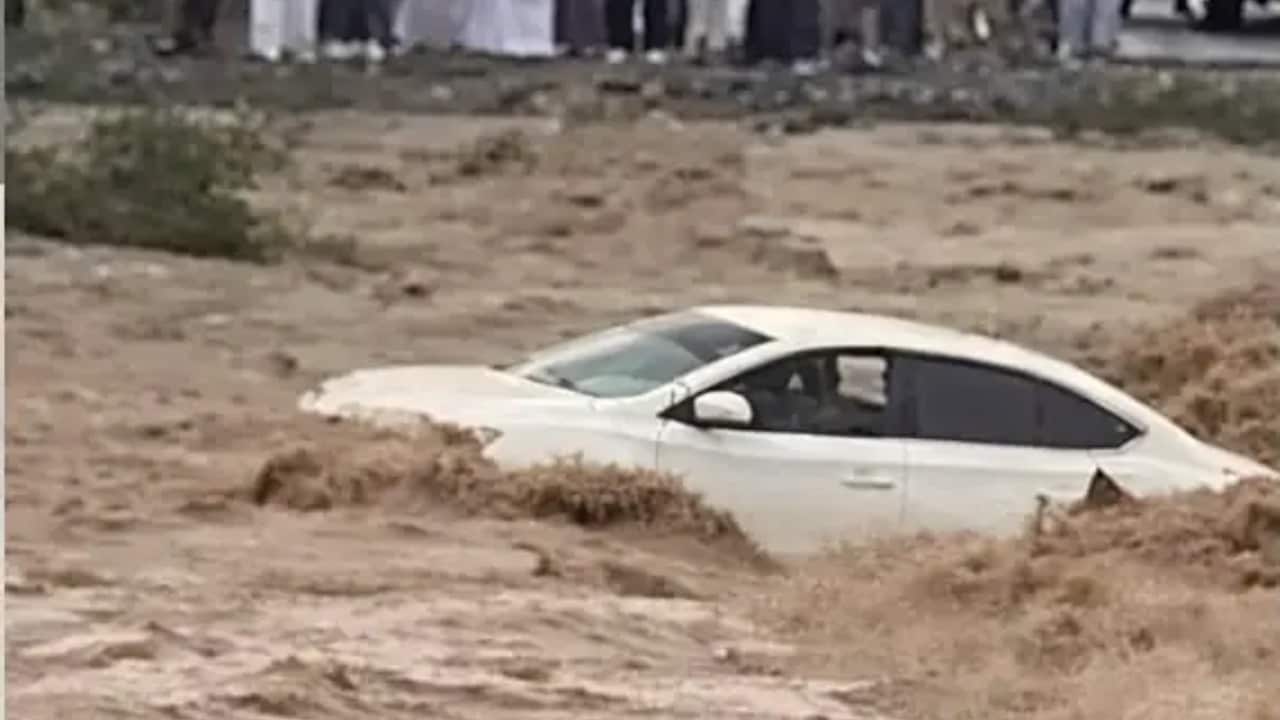 यूएई के फुजैरा में बुधवार को फ्लैश फ्लड में कार बहती नजर आई. 