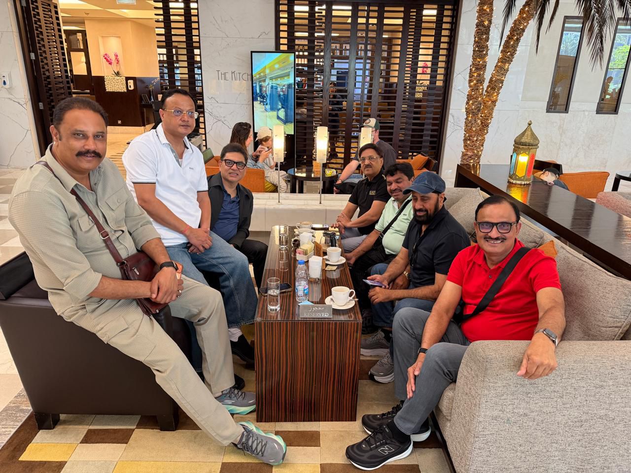 दुबई में अपने साथियों के साथ पूर्व विधायक संजय शुक्ला. दुबई में अपने साथियों के साथ पूर्व विधायक संजय शुक्ला.