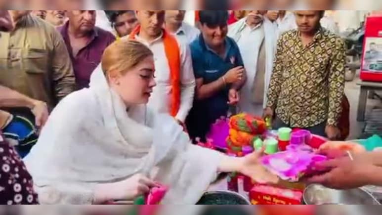 Rajasthan: ब्रज की होली में दिखा विधायक का अनोखा अंदाज, बिना VIP प्रोटोकॉल बाजार में खरीदारी करती दिखीं नौक्षम चौधरी