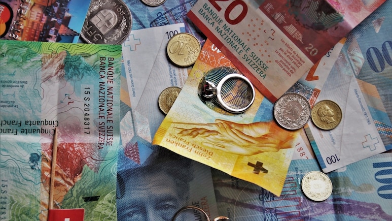 बैंक ही नहीं नोट भी हैं अनोखे स्विट्ज़रलैंड के, सिर्फ 1 नोट की कीमत 1 लाख रुपये से ज़्यादा!