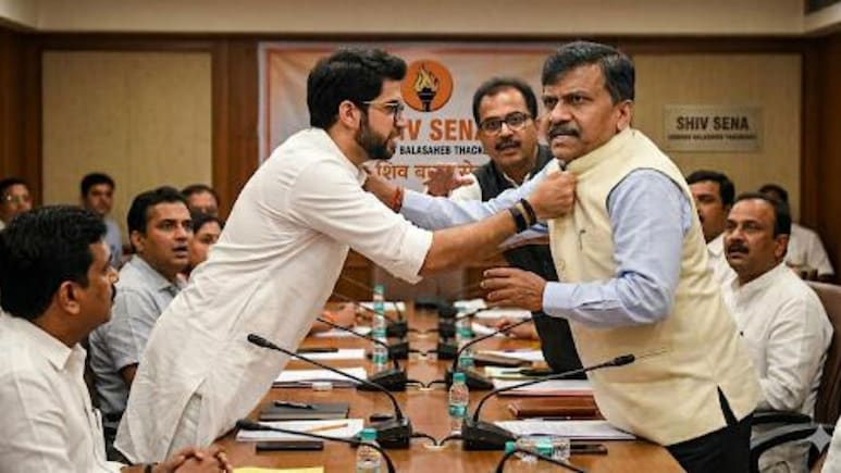 Shivsena Dispute:  राज्यसभेवरुन मोठा कलह, आदित्य ठाकरेंनी राऊतांची कॉलर धरली? महिला नेत्याचा खळबळजनक दावा