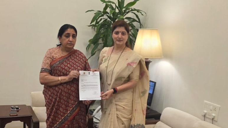 Rupali Chakankar: रुपाली चाकणकर यांचं राजकीय अस्त्र म्यान,भोंदूबाबा खरातमुळे सोडावं लागलं आणखी एक मोठं पद!