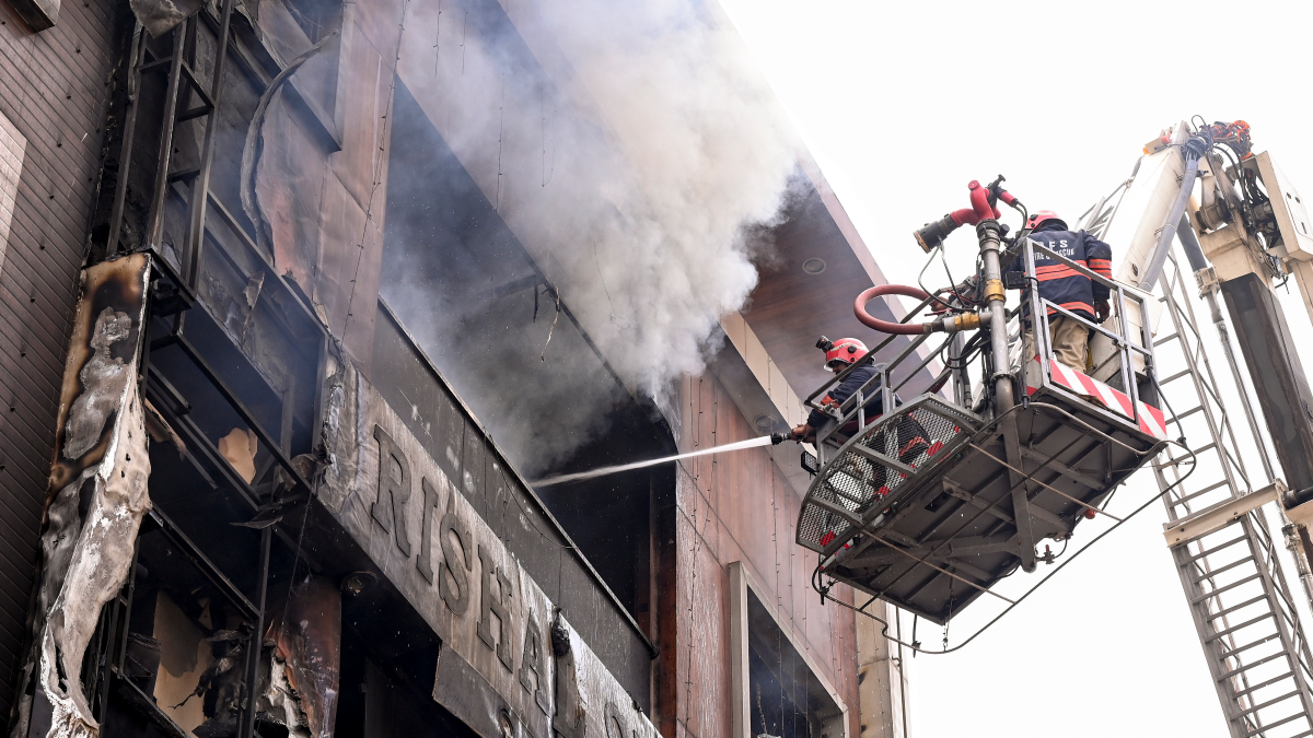 मौत सामने थी और बेटी को बचाने के लिए तीसरी मंजिल से कूद गया पिता, पालम अग्निकांड की ये कहानी रुला देगी