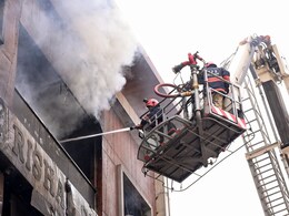 मौत सामने थी और बेटी को बचाने के लिए तीसरी मंजिल से कूद गया पिता, पालम अग्निकांड की ये कहानी रुला देगी