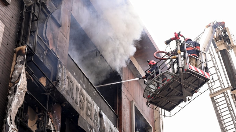 मौत सामने थी और बेटी को बचाने के लिए तीसरी मंजिल से कूद गया पिता, पालम अग्निकांड की ये कहानी रुला देगी