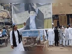 ईद के मौके पर खामेनेई के पोस्टर के साथ सेल्फी लेने की होड़, बिहार के आरा से सामने आई ये तस्वीर