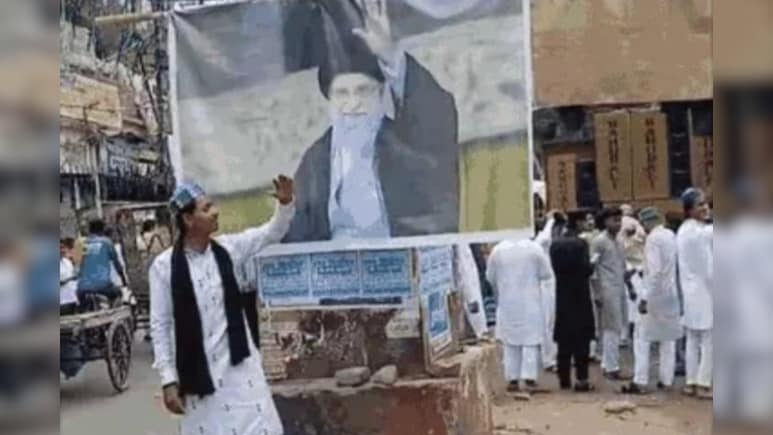 ईद के मौके पर खामेनेई के पोस्टर के साथ सेल्फी लेने की होड़, बिहार के आरा से सामने आई ये तस्वीर