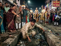 सेल्फी लेते-लेते नाले में ग‍िरा दूल्‍हे के भाई का iPhone 17 Pro, बारात छोड़ गंदे पानी में तलाशता रहा फोन 