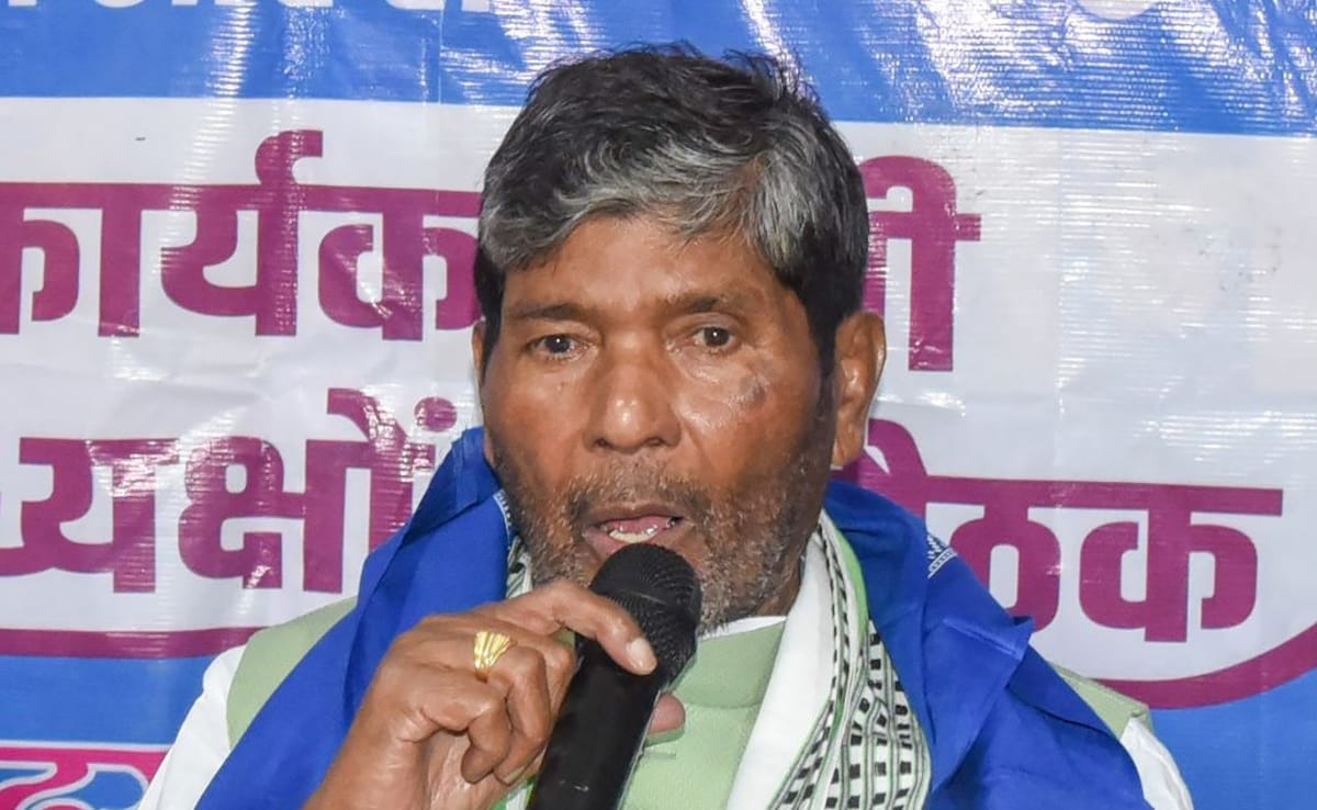 चाचा-भतीजे की लड़ाई खत्म? चिराग पासवान के पैर छूने पर पशुपति पारस का आया बड़ा बयान