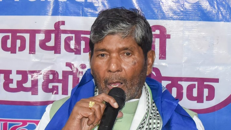 चाचा-भतीजे की लड़ाई खत्म? चिराग पासवान के पैर छूने पर पशुपति पारस का आया बड़ा बयान